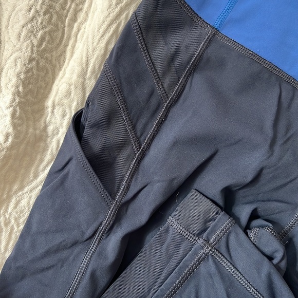Lululemon leggings quarter leg size 6 in blue and dark blue with back zipper - Picture 2 of 3